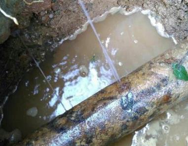 靖西楼顶渗水维修公司分享下地暖漏水的原因及检测方法。